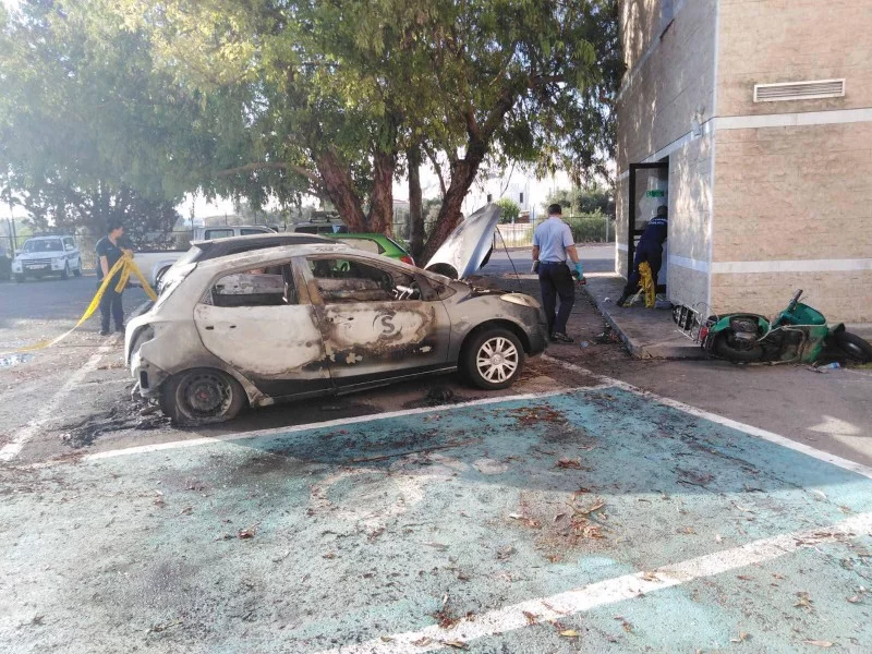 διαλυμένο καμένο αυτοκίνητο σε συγκρότημα ΔΙΑΣ στην Κύπρο μετά από επίθεση