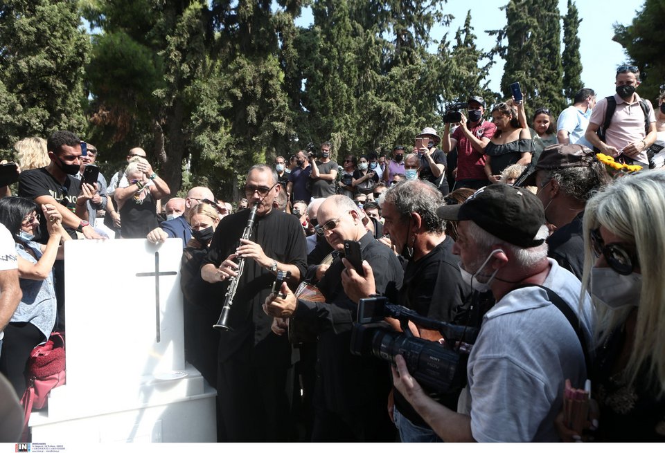 Με μουσική αποχαιρέτησαν τον δημοφιλή τραγουδιστή οι συνεργάτες του / Φωτογραφία: Intimenews/ΤΖΑΜΑΡΟΣ ΠΑΝΑΓΙΩΤΗΣ 