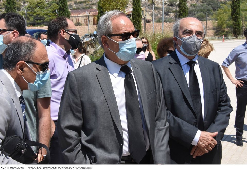 Ο Γιώργος Αλογοσκούφης, στην κηδεία του Βασίλη Τοκάκη