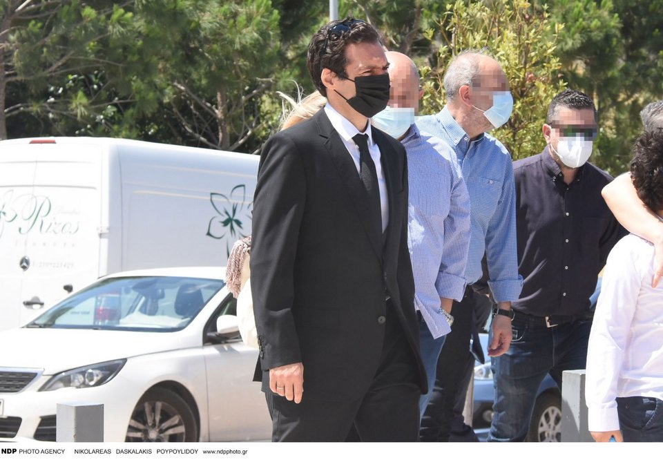 Ο Θάνος Τοκάκης στο τελευταίο αντίο στον αδελφό του