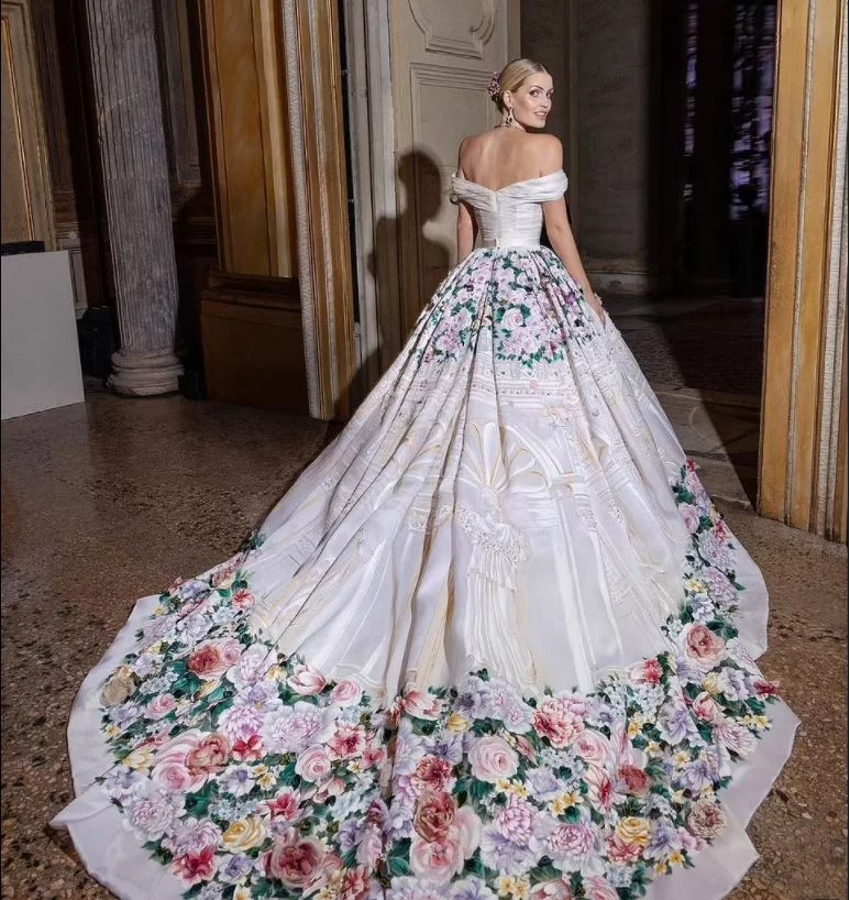 Ένα από τα νυφικά με ζωγραφισμένα στο χέρι λουλούδια 