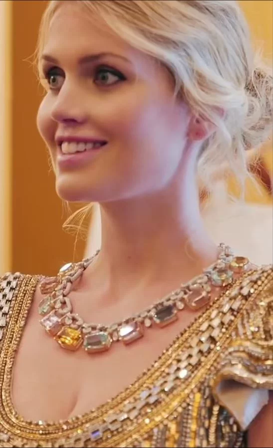 Το χρυσό φόρεμα που έβαλε στη γαμήλια δεξίωση η Κίτι Σπένσερ