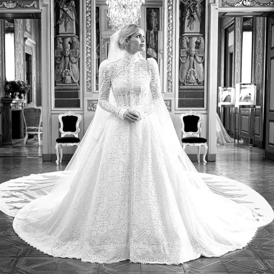 H Κίτι Σπένσερ με το κλασικό, παραμυθένιο νυφικό της