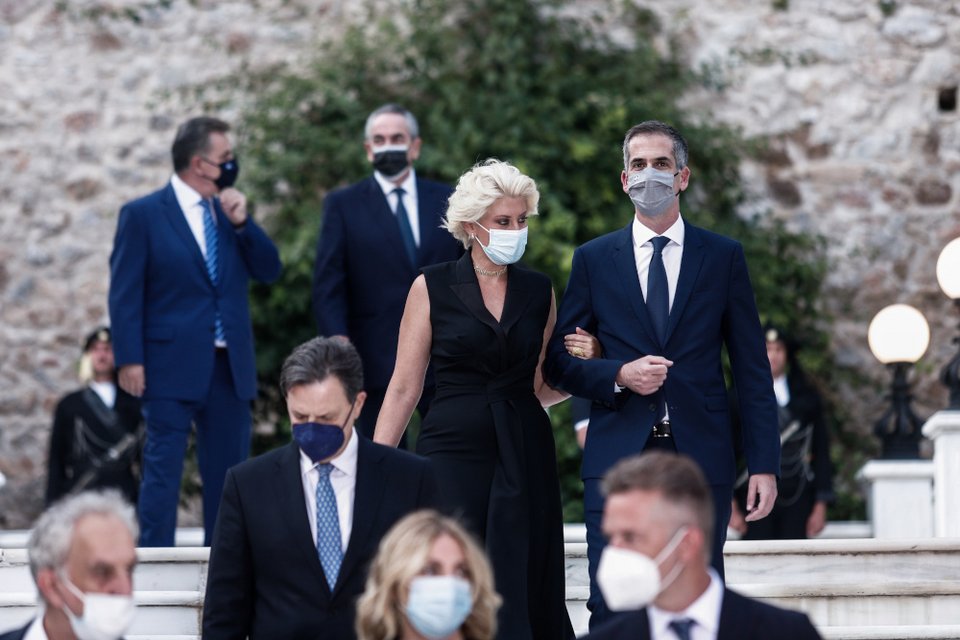 Κώστας Μπακογιάννης και Σία Κοσιώνη. Μπροστά τους ο Θεόδωρος Σκυλακάκης