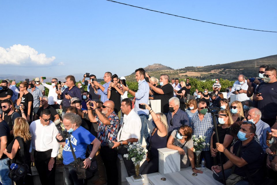 κόσμος σε κηδεία Φιλιώ Πυργάκη