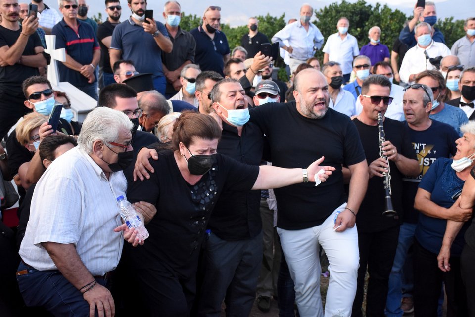 κόσμος σε κηδεία Φιλιώ Πυργάκη