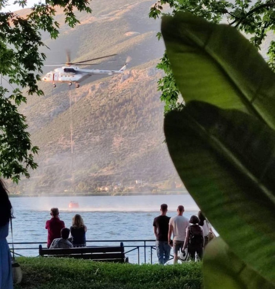 Ο κόσμος στη Λίμνη Ιωαννίνων βλέπει το ελικόπτερο να παίρνει νερό / Φωτογραφία: Epiruspost