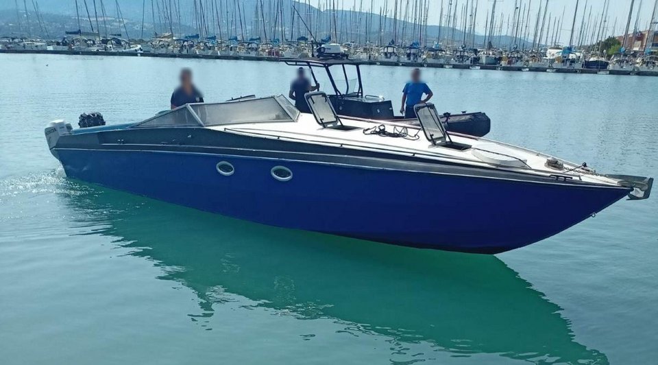 Το ταχύπλοο με το οποίο έκανε διακινήσεις το κύκλωμα -Φωτογραφία: ΓΕΝΙΚΗ ΑΣΤΥΝΟΜΙΚΗ ΔΙΕΥΘΥΝΣΗ