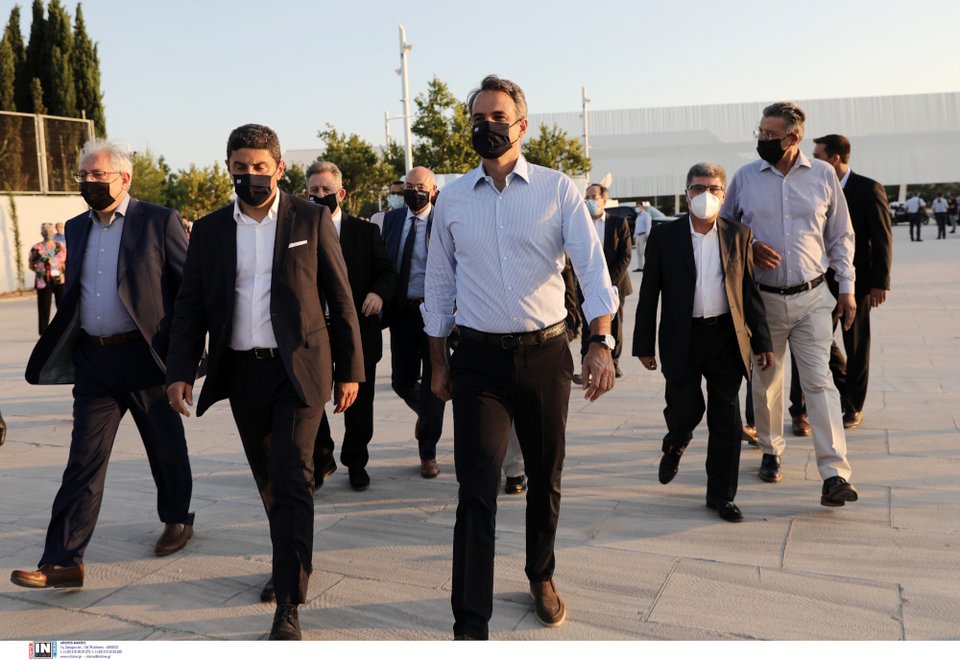 Ο Κυριάκος Μητσοτάκης εισέρχεται στην εκδήλωση με τον Λευτέρη Αυγενάκη