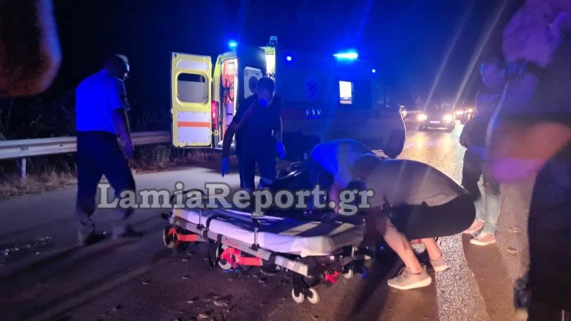 διασώστες έξω από ασθενοφόρο σε Λαμία μετά από τροχαίο με μηχανάκι και αγριογούρουνο