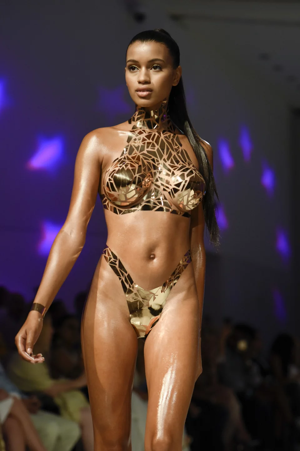 Ένα ιδιαίτερο μπικίνι φτιαγμένο από κομμάτια χρυσής μονωτικής ταινίας 