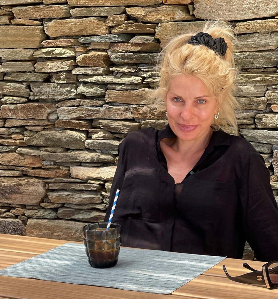 Ελένη Μενεγάκη με ανάκατο μαλλί