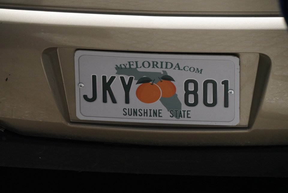 Αμερικανικές πινακίδες στα οχήματα για τις ανάγκες της ταινίας -Φωτογραφία: ΑΠΕ