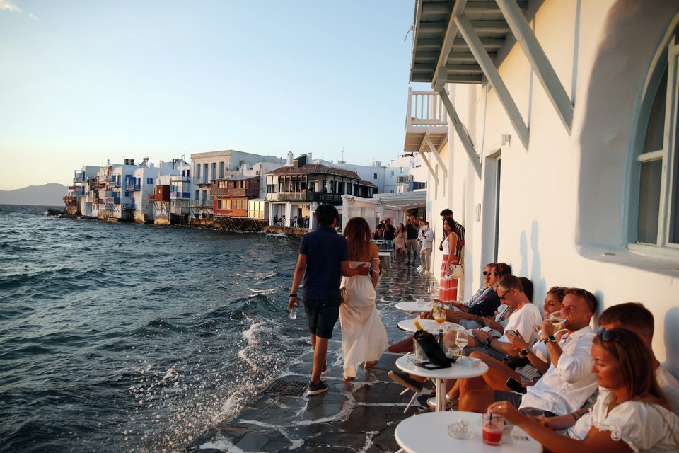 Τουρίστες απολαμβάνουν το ποτό τους στη Μύκονο