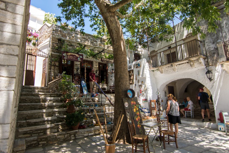 Η Απείρανθος είναι χωριό της ορεινής Νάξου