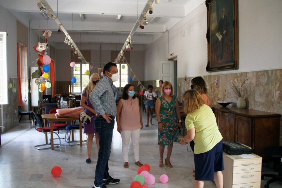 Τα στελέχη της ΝΔ παρέδωσαν είδη ρουχισμού για τα φιλοξενούμενα κορίτσια της δομής στο πλαίσιο της εθελοντικής πρωτοβουλίας του κόμματος «Νοιαζόμαστε».