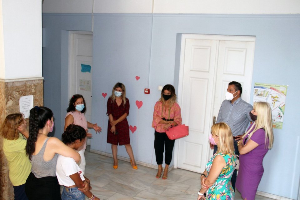 Στην επίσκεψη συμμετείχαν οι Γραμματείς Ποιότητας Ζωής και Εθελοντισμού Πίστη Κρυσταλλίδου, Κοινωνικής Αλληλεγγύης & Ανθρωπίνων Δικαιωμάτων Μαρία Νάτσιου, Οικογενειακής Πολιτικής & Ισότητας των Φύλων Βικεντία Συροπούλου και η Συντονίστρια Λίνα Ευσταθίου.