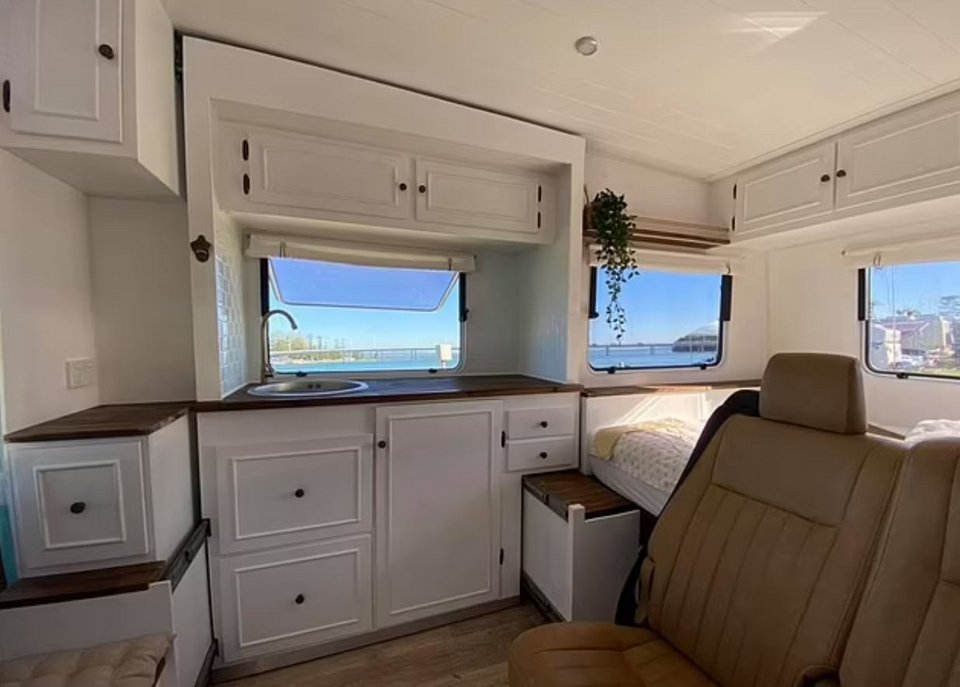 Τα λευκά ντουλάπια δίνουν έναν μοντέρνο αέρα 