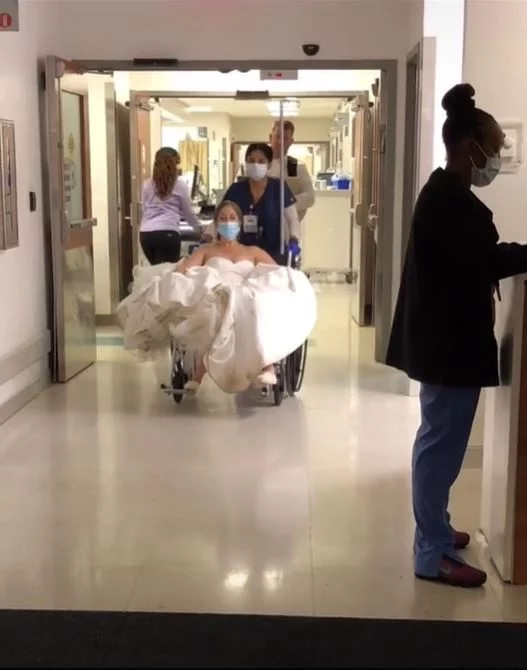 Η νύφη σε αναπηρικό καροτσάκι στο νοσοκομείο