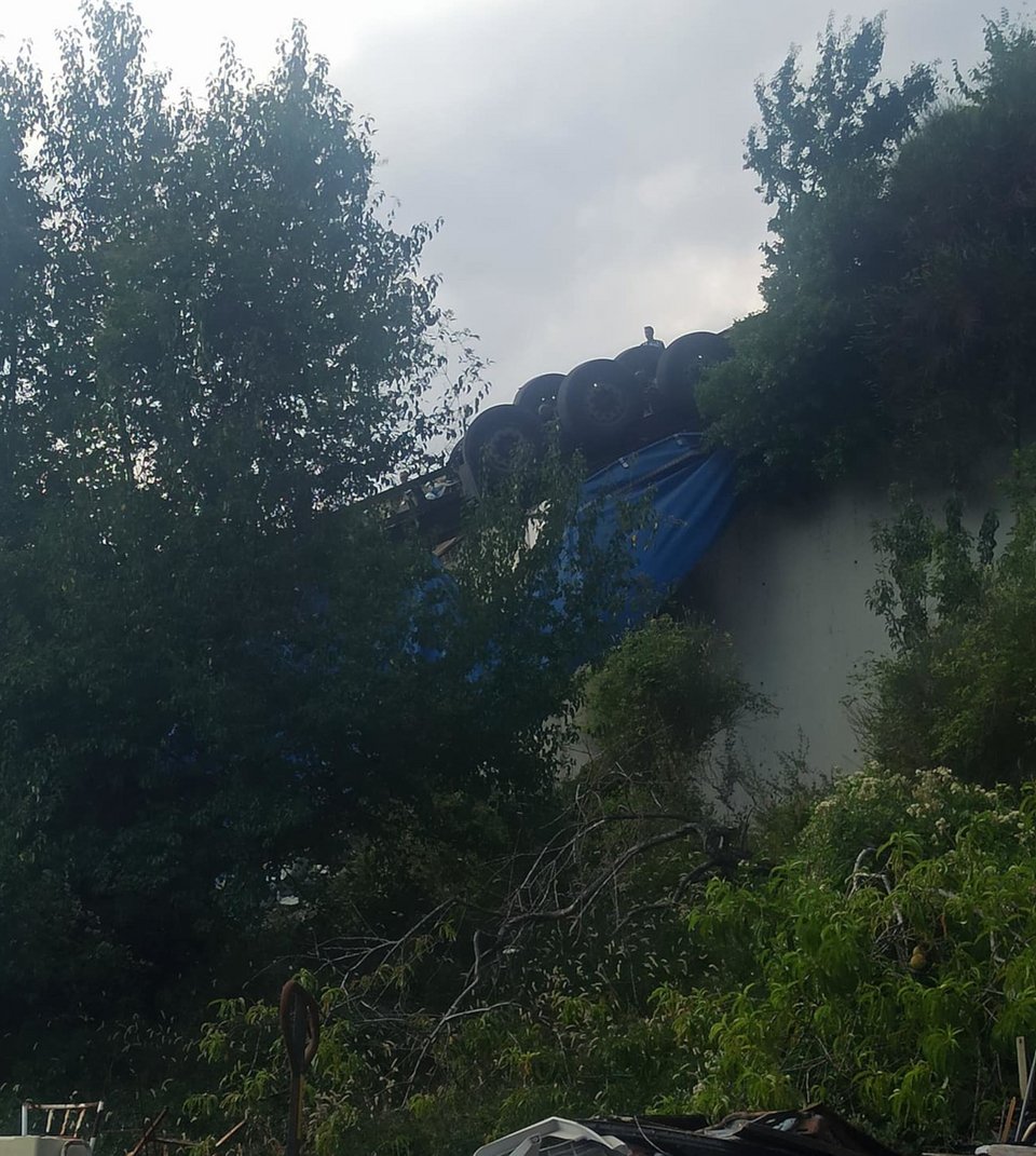 Μάχη για να βγει από τα συντρίμμια / Φωτογραφία: kozan.gr