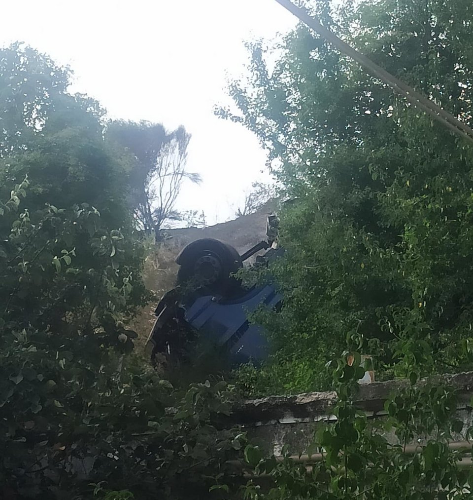 Ο οδηγός φέρεται να εγκλωβίστηκε / Φωτογραφία: kozan.gr