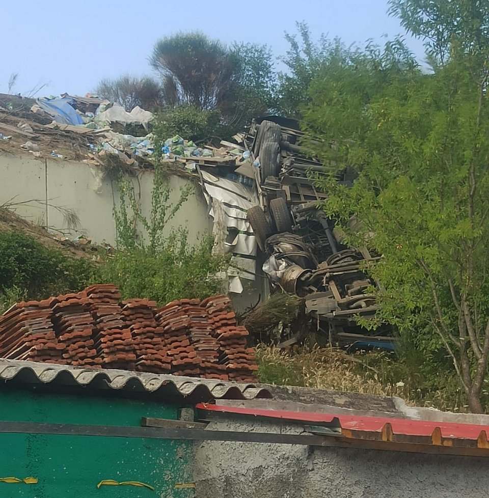 Σμπαράλια έγινε το όχημα / Φωτογραφία: kozan.gr