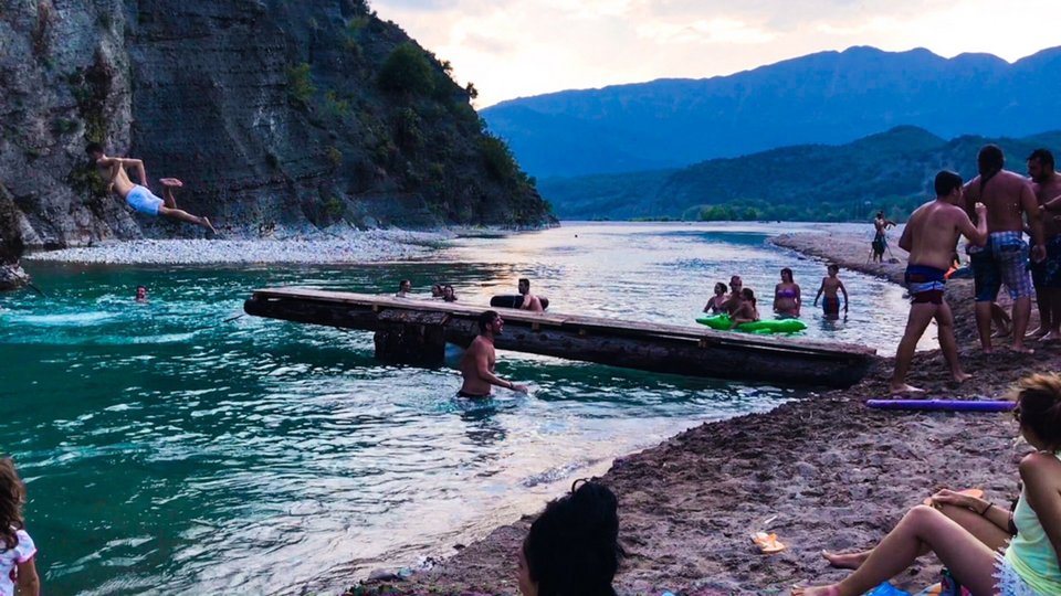 Ο κόσμος απολαμβάνει τα δροσερά νερά της περιοχής