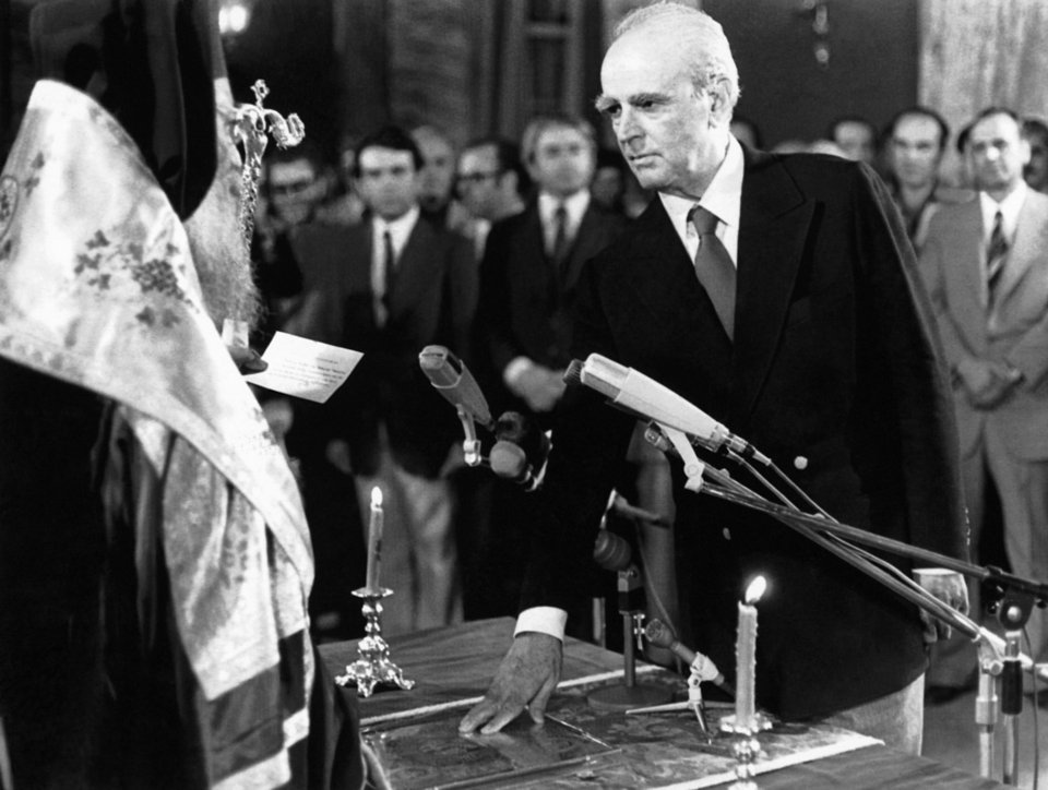 Ορκωμοσία Κ. Καραμανλή ως πρωθυπουργός της οικουμενικής κυβέρνησης το πρωί της 24ης Ιουλίου το 1974 / Φωτογραφία: Δήμος Αθηναίων