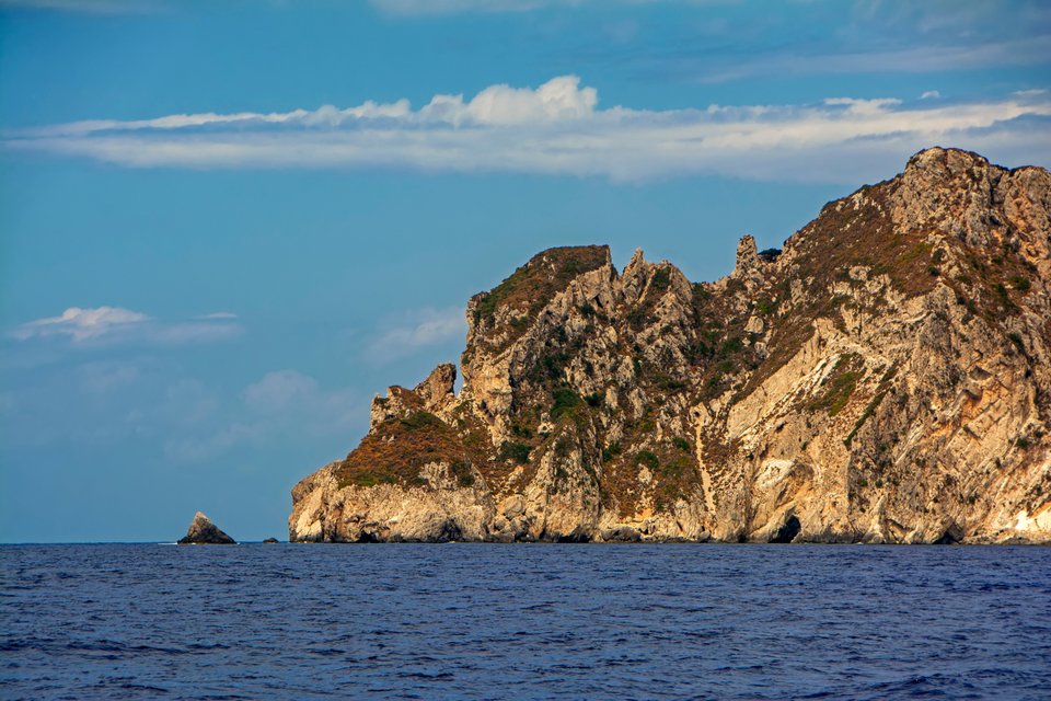 Σπηλιές στους βράχους στο μυστήριο αυτό νησί.