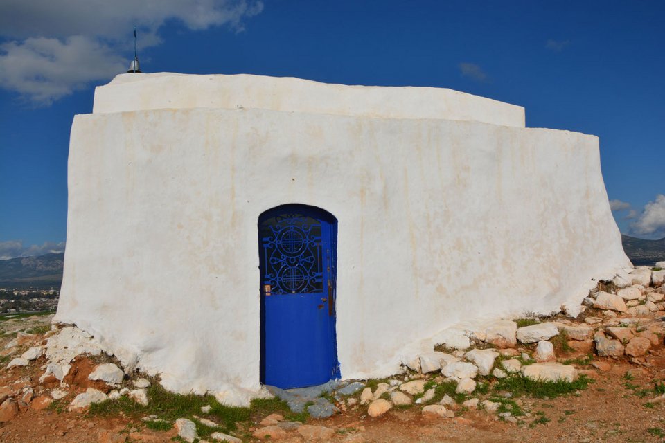 Το εκκλησάκι του Άη Γιώργη στην Πάχη Μεγάρων