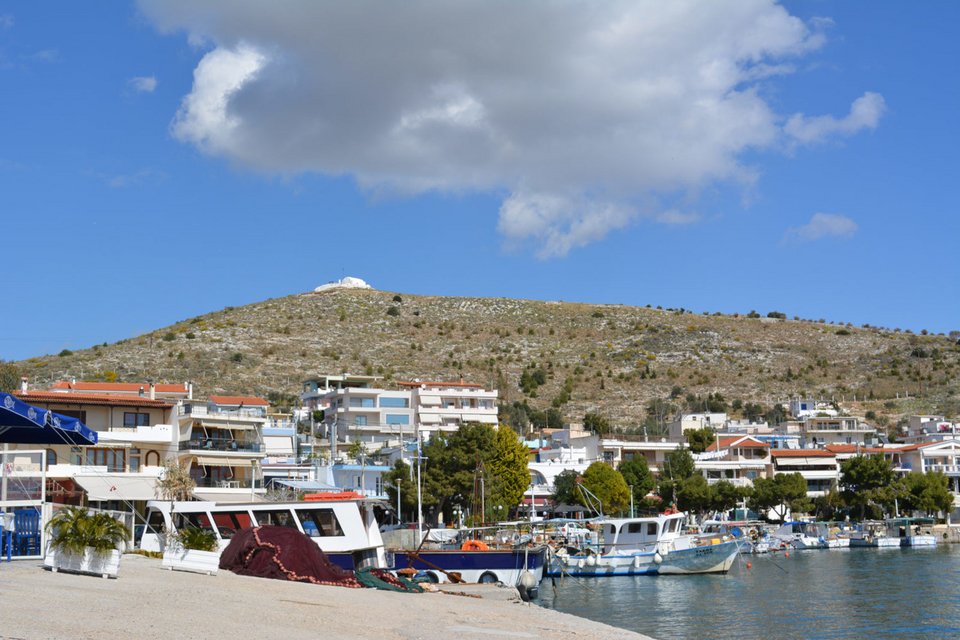 Το λιμανάκι της Πάχης και στο βάθος ο λόφος με το εκκλησάκι του Άη Γιώργη