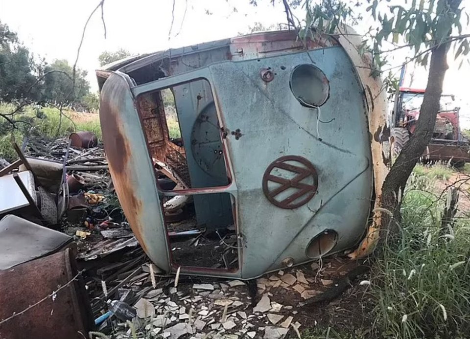 το σκουριασμένο βαν αναποδογυρισμένο