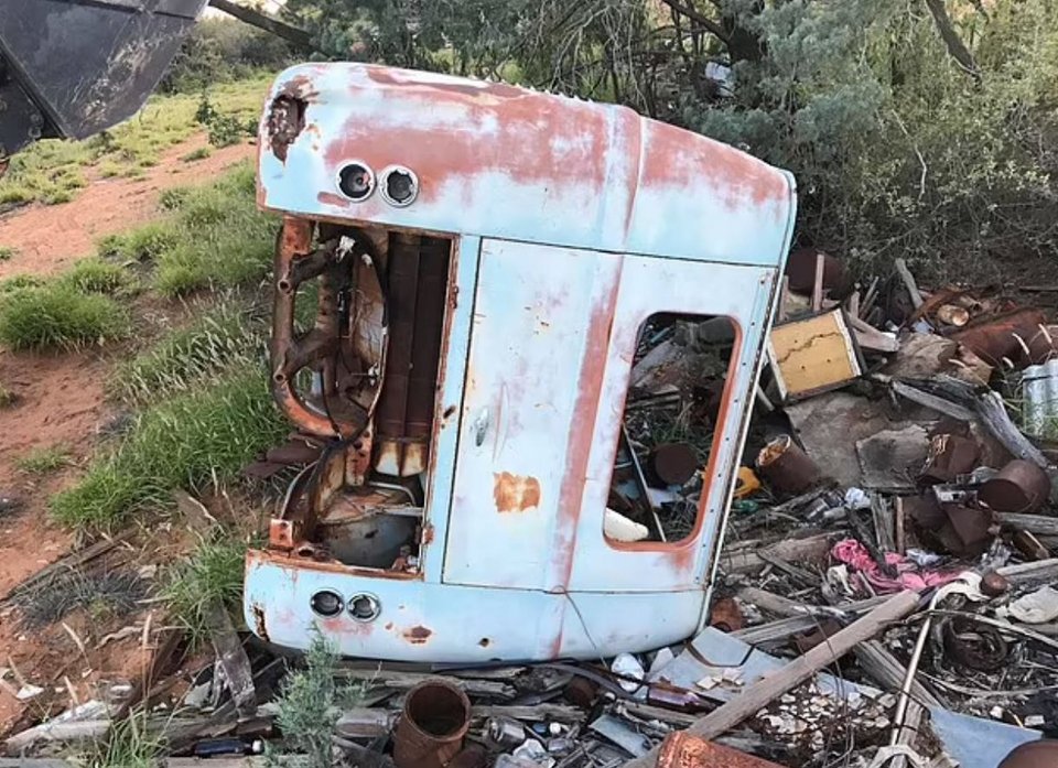 το σκουριασμένο βαν αναποδογυρισμένο