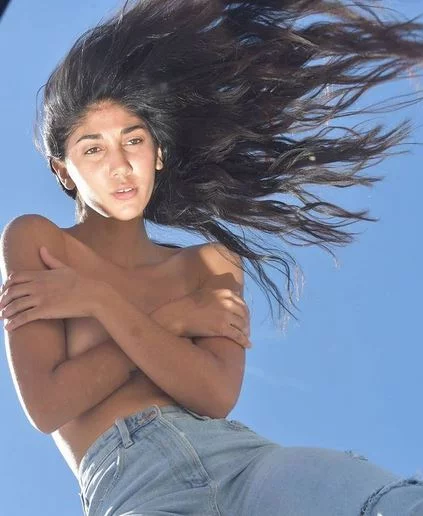 Η Πατρινή Παρασκευή Κερασιώτη, ποζάρει topless στην παραλία -Αποθεωτικά τα σχόλια - ΦΩΤΟ 2 Φωτογραφία από Instagram/ paraskevi_kerasioti