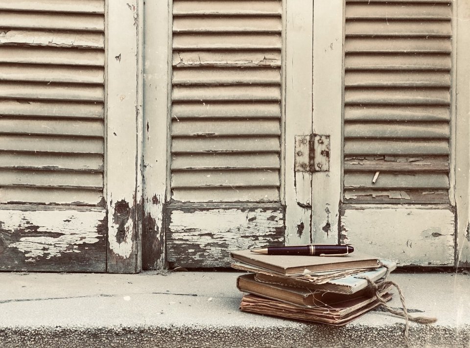 Το «Χρονικό των δέκα ημερών» είναι μία μουσικοθεατρική παράσταση πάνω στο κείμενο της Αγάπης Μολυβιάτη-Βενέζη και παρουσιάζεται 14 Ιουλίου στο παλαιο Ελαιουργείο στην Ελευσίνα