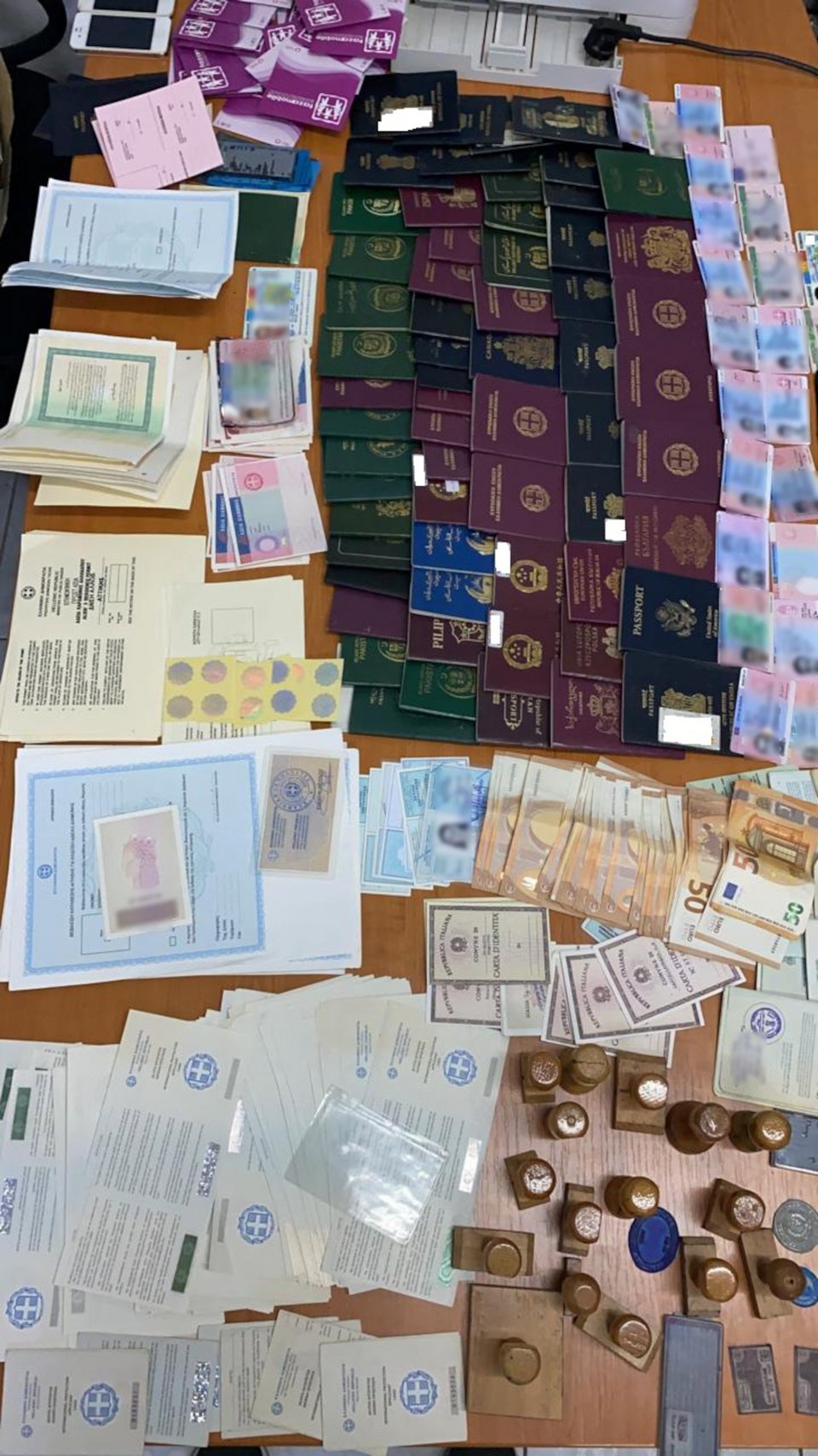 Τεράστια η γκάμα από τα πλαστά έγγραφα που βρέθηκαν στην κατοχή του 50χρονου / Φωτογραφία: astynomia.gr