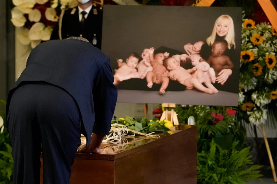Σε λαϊκό προσκύνημα η σορός της Ραφαέλα Καρά