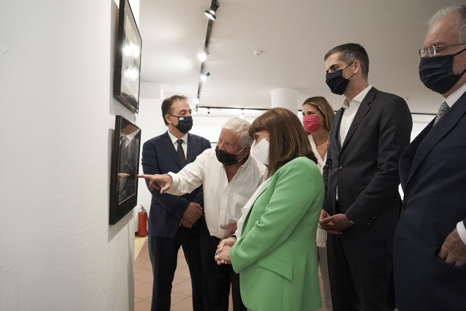 Ο Αριστοτέλης Σαρρηκώστας δείχνει στην ΠτΔ μια φωτογραφία του υπό τα βλέμματα των Κ. Μπακογιάννη, Κ. Τασούλα, Αννας Ροκοφύλλου -Φωτογραφία: Menelaos Myrillas/Sooc