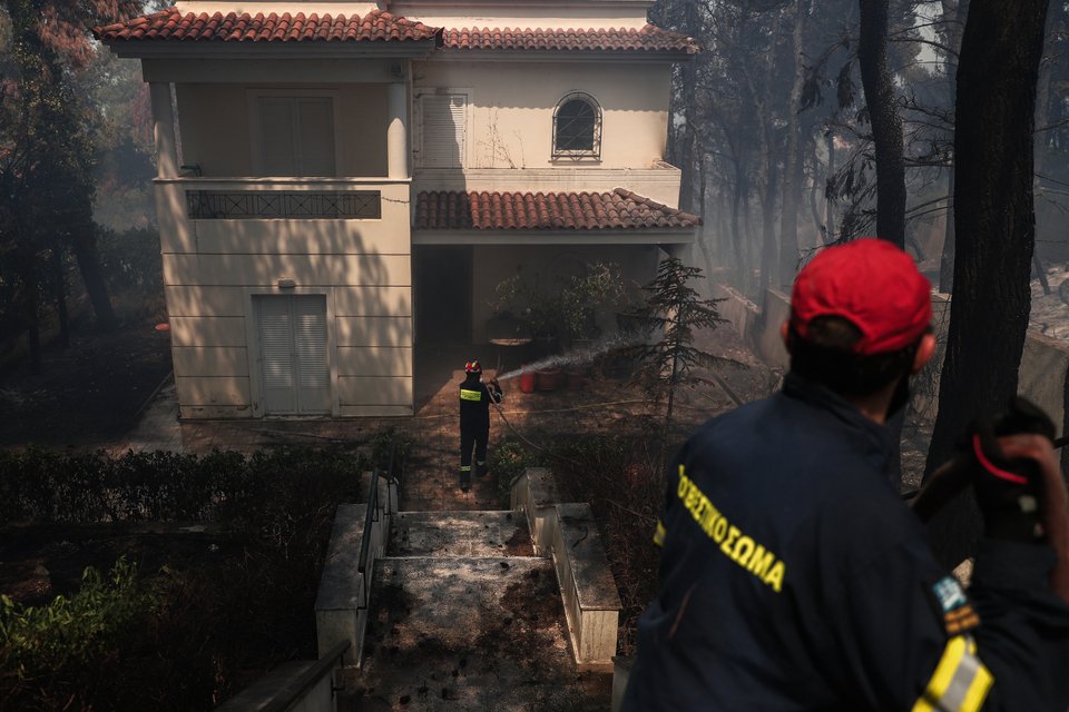 Πυροσβέστες σε σπίτι στη Σταμάτα / Φωτογραφία: Eurokinissi