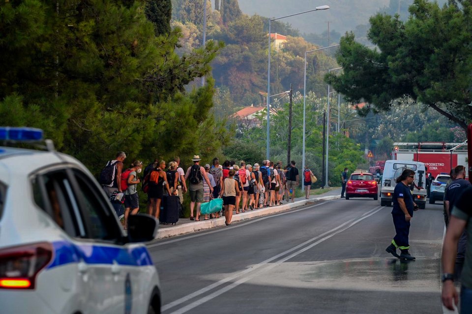 Σάμος: Εκκενώθηκαν προληπτικά δύο ξενοδοχεία και τρία σπίτια / Φωτογραφία: ΜΑΝΩΛΗΣ ΘΡΑΒΑΛΟΣ/EUROKINISSI