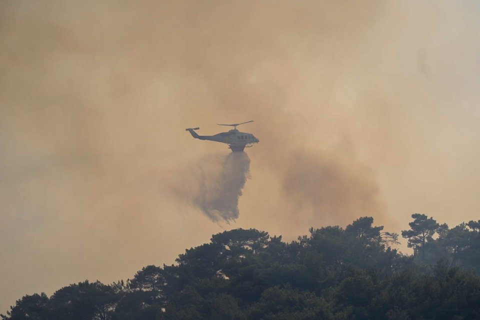 Εναέρια μέσα επιχειρούν στη φωτιά στους Βουρλιώτες Σάμου / Φωτογραφία: ΜΑΝΩΛΗΣ ΘΡΑΒΑΛΟΣ / EUROKINISSI