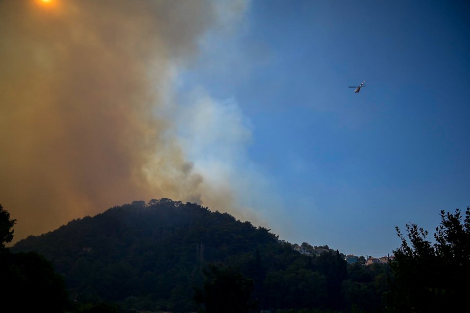 Μαίνεται η φωτιά στους Βουρλιώτες Σάμου / Φωτογραφία: ΜΑΝΩΛΗΣ ΘΡΑΒΑΛΟΣ / EUROKINISSI