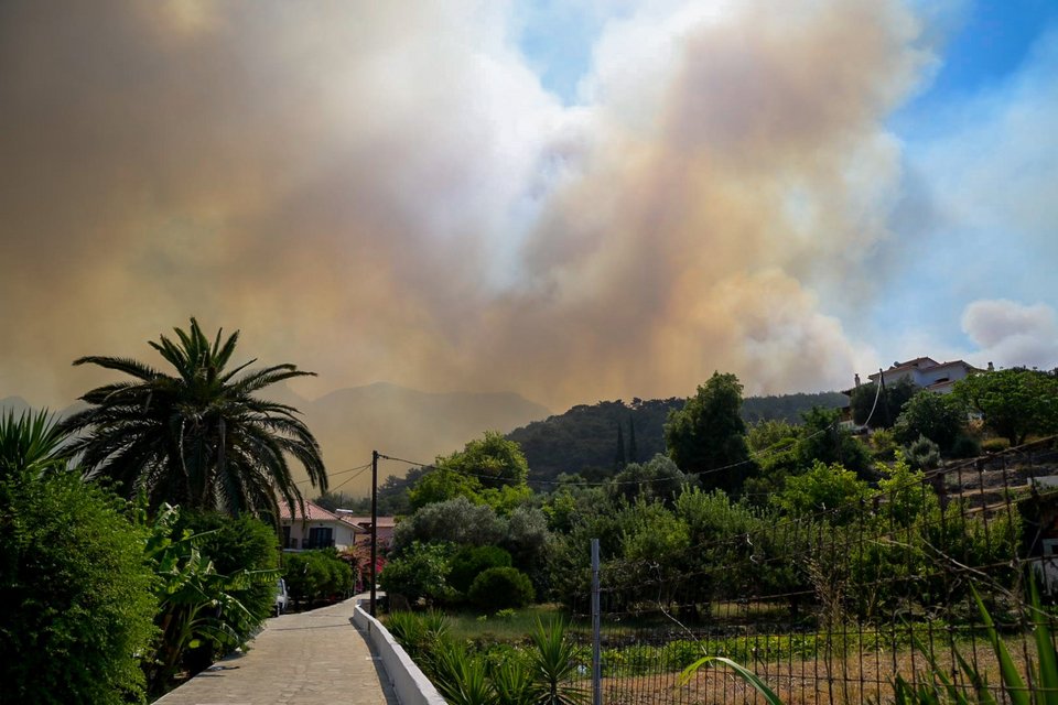 Μαίνεται η φωτιά στους Βουρλιώτες Σάμου / Φωτογραφία: ΜΑΝΩΛΗΣ ΘΡΑΒΑΛΟΣ / EUROKINISSI