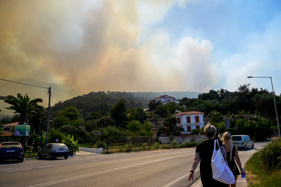 Μαίνεται η φωτιά στους Βουρλιώτες Σάμου / Φωτογραφία: ΜΑΝΩΛΗΣ ΘΡΑΒΑΛΟΣ / EUROKINISSI