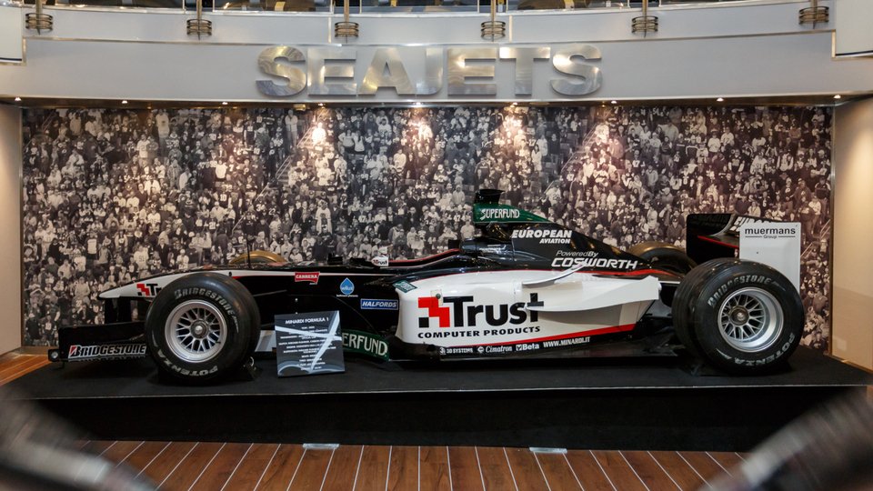 Το αυθεντικό μονοθέσιο της Formula 1 στο κεντρικό αίθριο του WorldChampion Jet