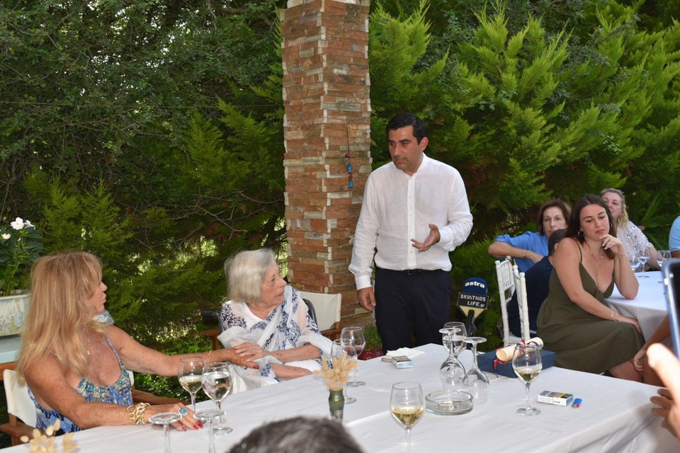 Γκόλντι Χον, Άνθια Σίλμπερτ, Θοδωρής Τζούμας 