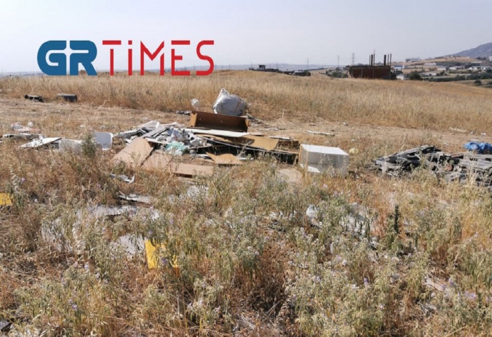 Τα σκουπίδια στην περιοχή που ξέσπασε η φωτιά στο Ωραιόκαστρο / Φωτογραφία: GRTimes