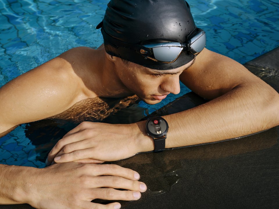 Ένα smartwatch με φινέτσα πολυτελούς ρολογιού