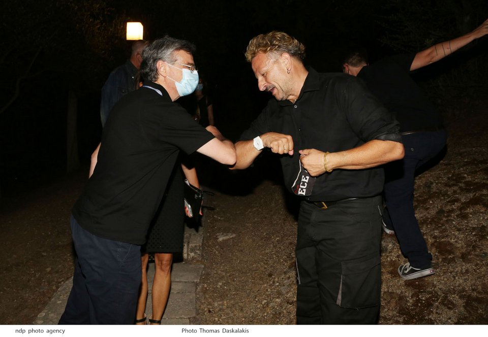 Ο Σωτήρης Τσιόδρας χαιρετά τον σκηνοθέτη της παράστασης «Ιχνευταί του Σοφοκλή» Μιχαήλ Μαρμαρινό