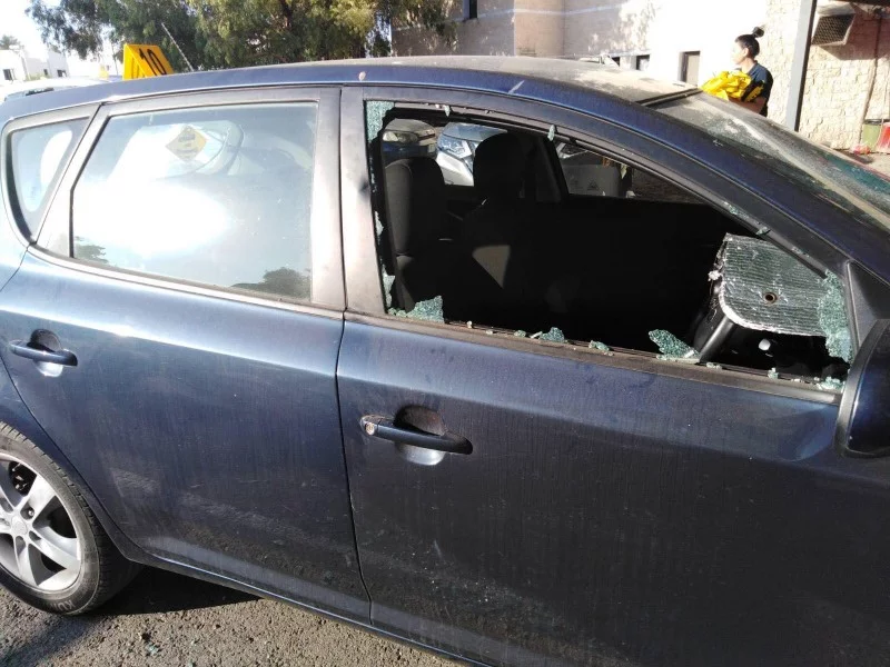 διαλυμένο αυτοκίνητο σε συγκρότημα ΔΙΑΣ στην Κύπρο μετά από επίθεση